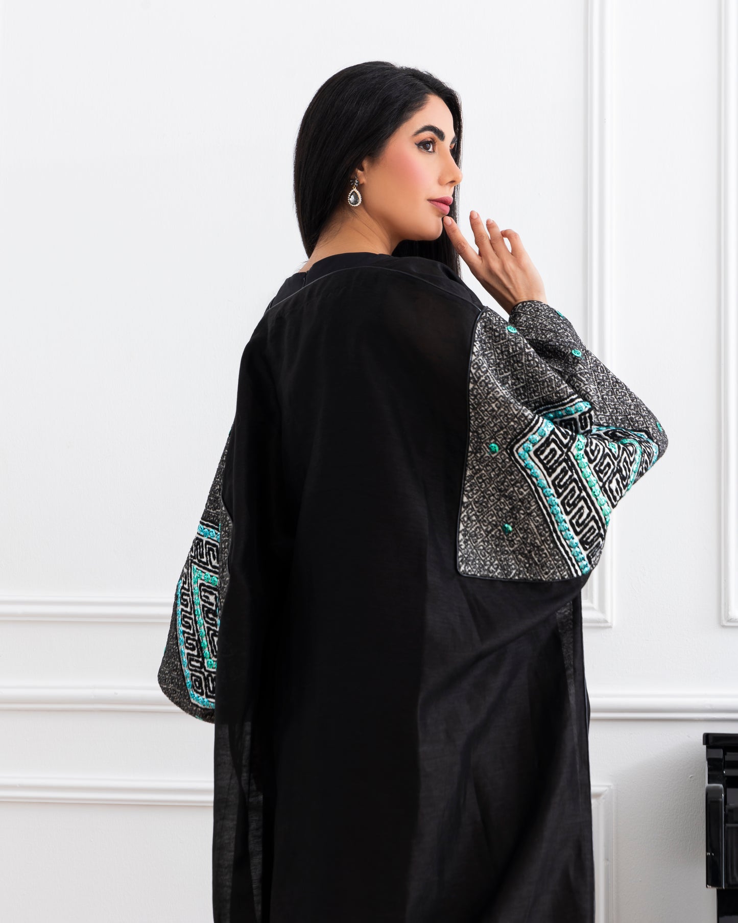 A poetic abaya that tells a tale of beauty. Perfect for the romantic at heart